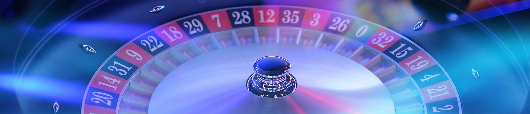 lslots ကာစီနို မြန်မာ ကစားသမားများ Mobile APP ဖြင့် Baccarat ကစားနေသောပုံ